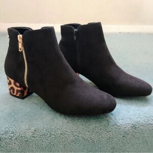 Chic Black Ankle Boots with Leopard Print Heel